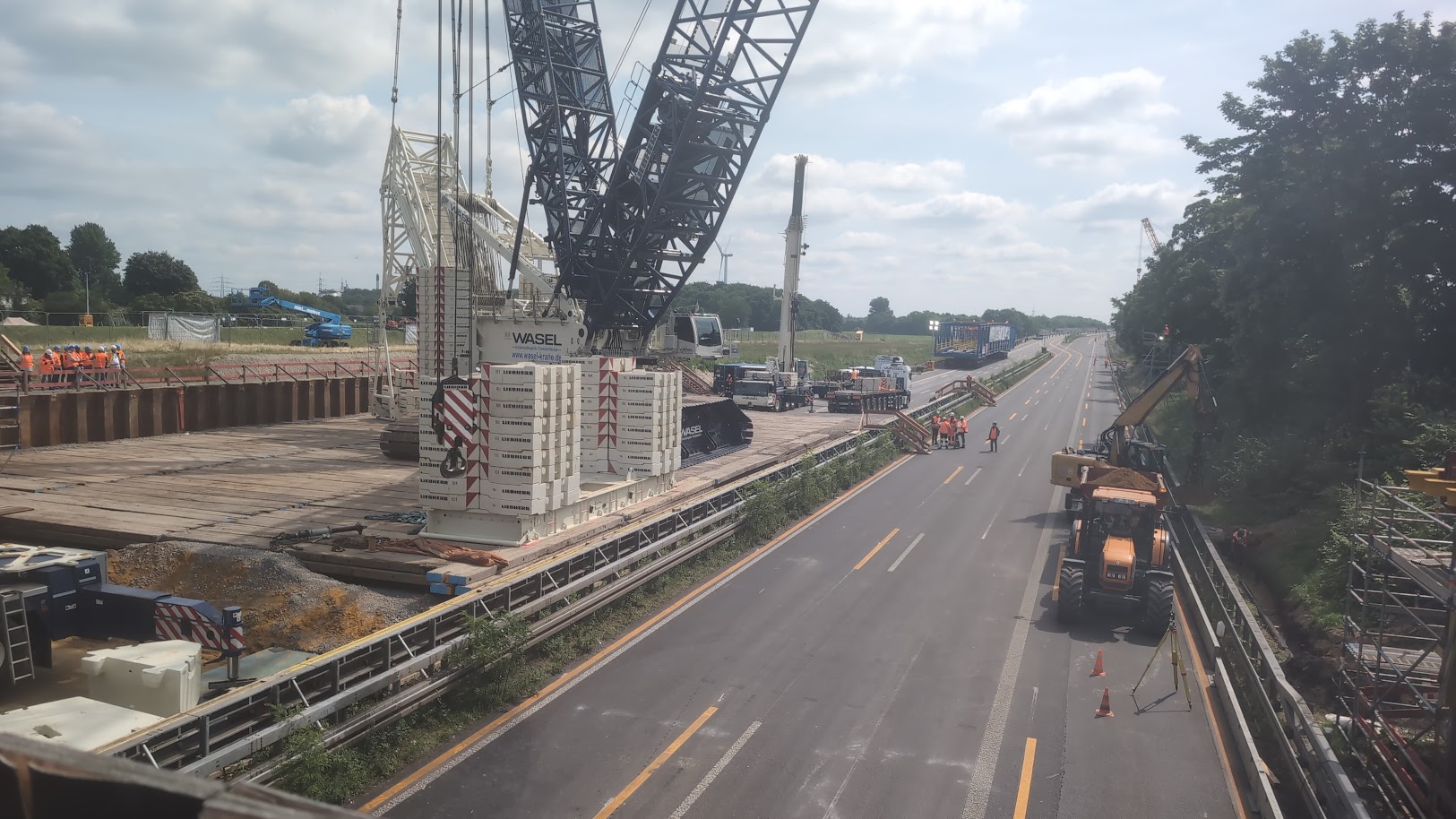 Autobahnbaustelle mit Kran in Bottrop