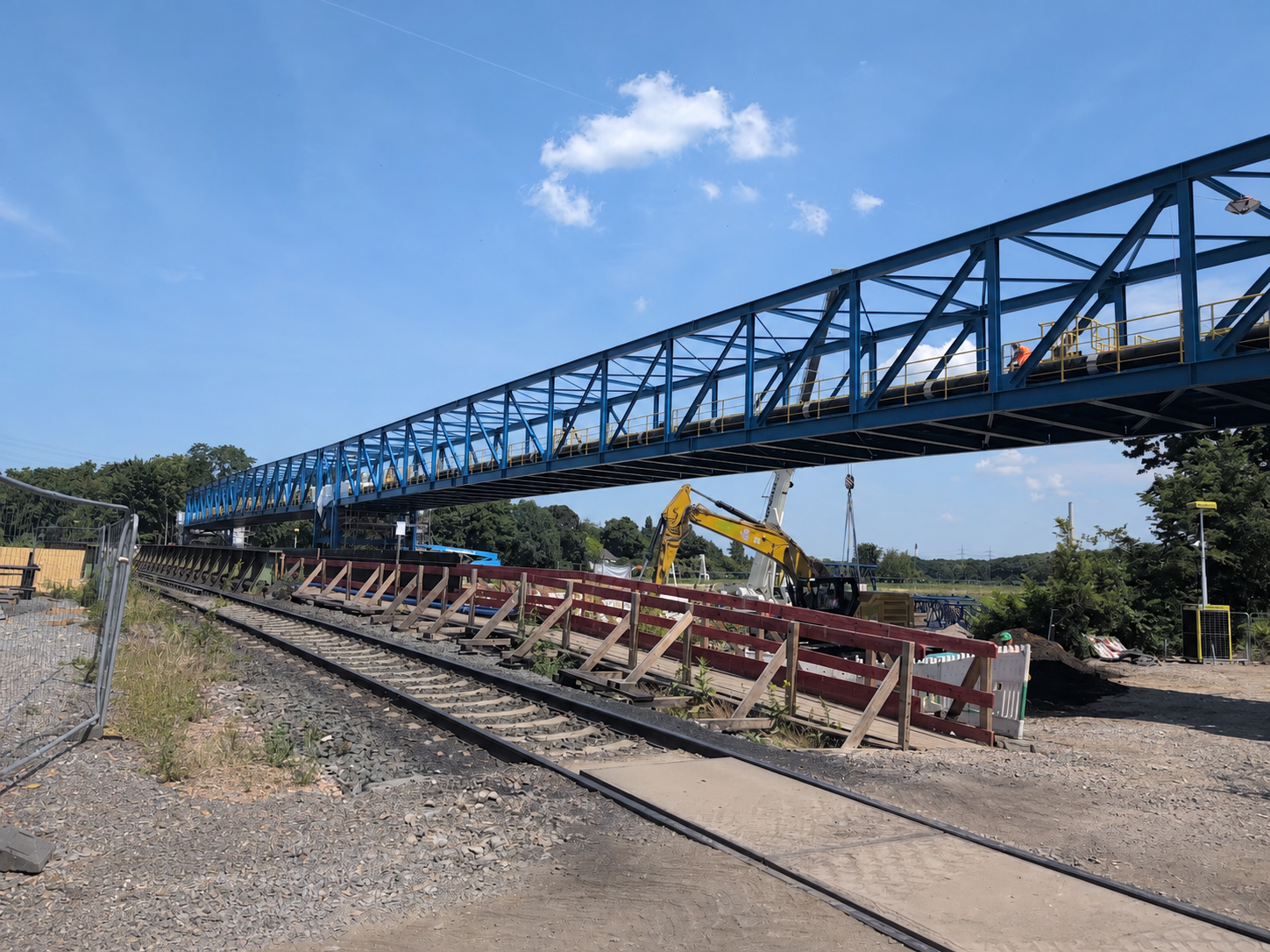 Brückenbaustelle mit Bahntrasse und Baugeräten in Bottrop