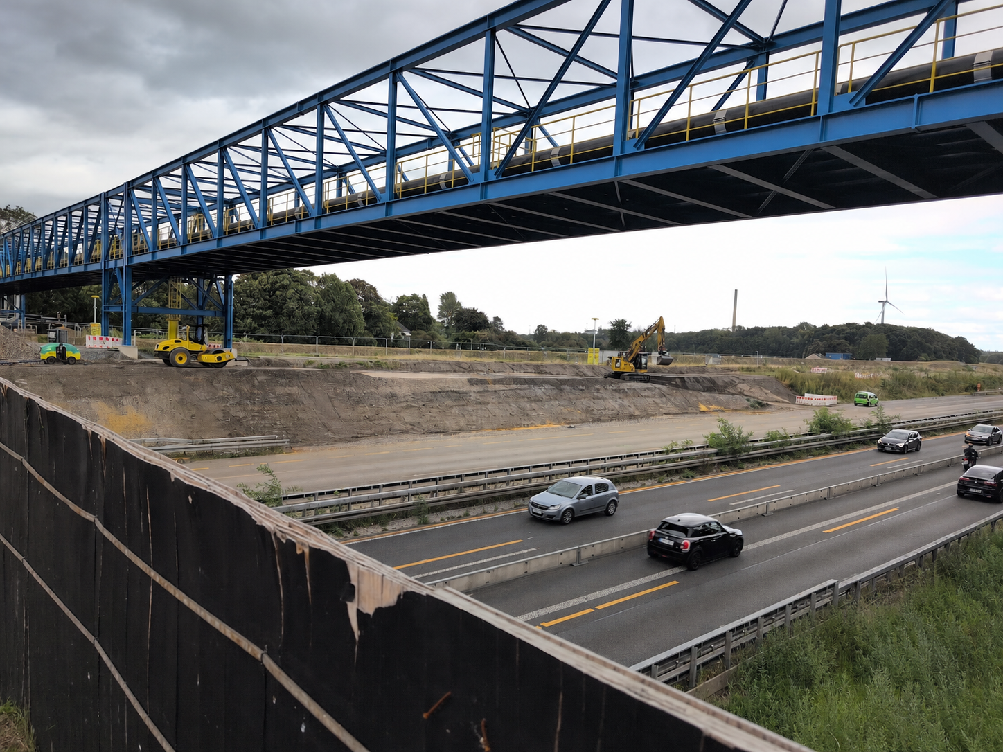 Autobahnbaustelle mit Brücke und Baugeräten in Bottrop