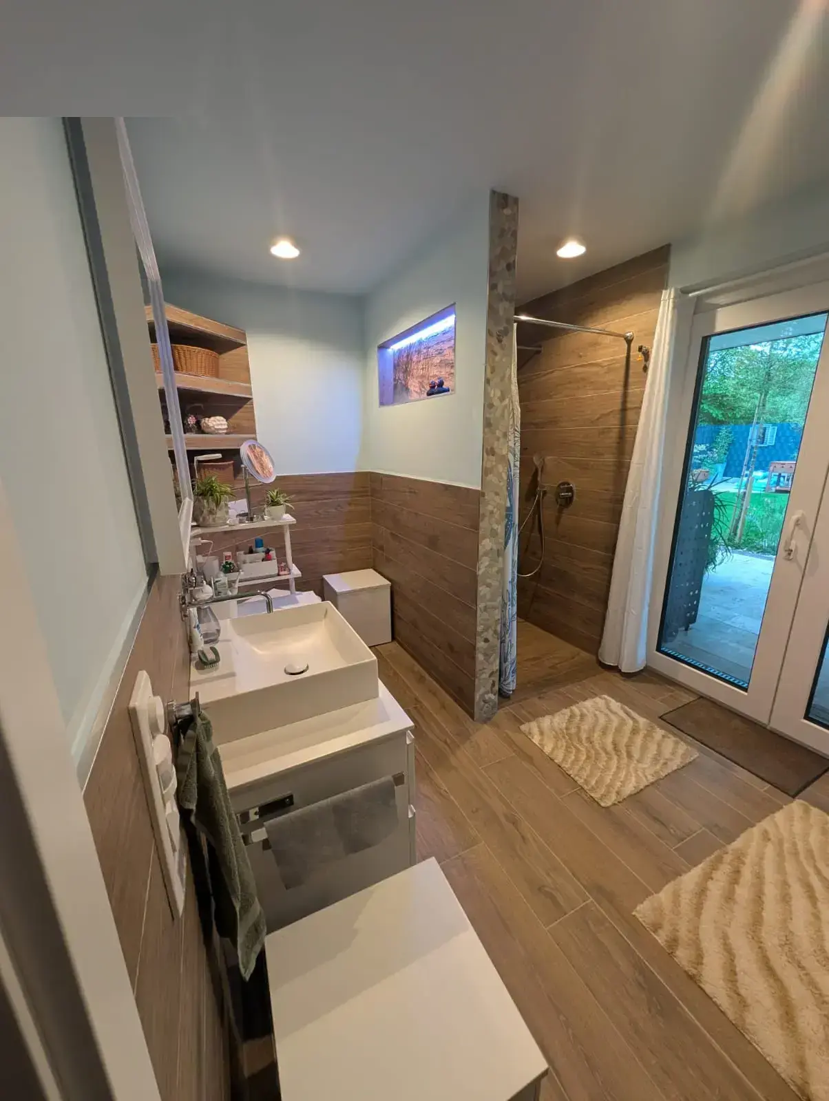 Modernes Badezimmer mit bodengleicher Dusche im Projekt Delmenhorst