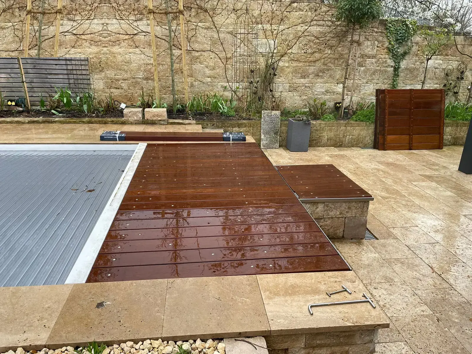 Holzterrasse am Pool im Projekt Delmenhorst