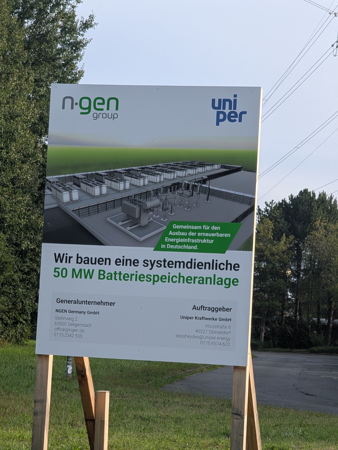 Baustellenschild der 50-MW-Batteriespeicheranlage von Uniper und NGEN in Wilhelmshaven